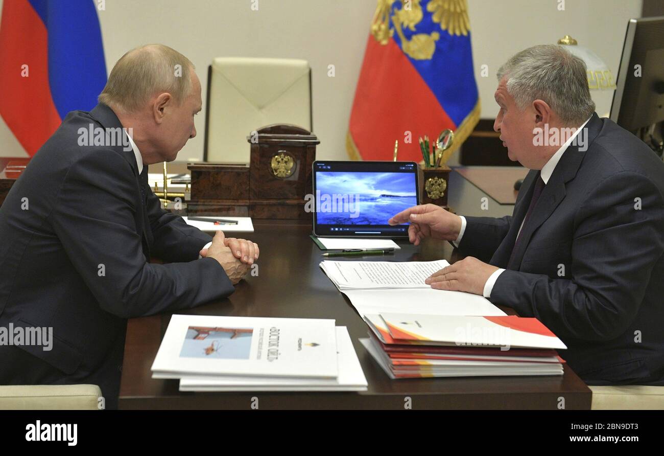 Il presidente russo Vladimir Putin ha un incontro faccia a faccia con Igor Sechin, CEO di Rosneft, per discutere la situazione nel settore del petrolio e del gas durante il COVID-19, pandemia di coronavirus dal suo ufficio presso la residenza di stato di Novo-Ogaryovo il 12 maggio 2020 fuori Mosca, Russia. Foto Stock