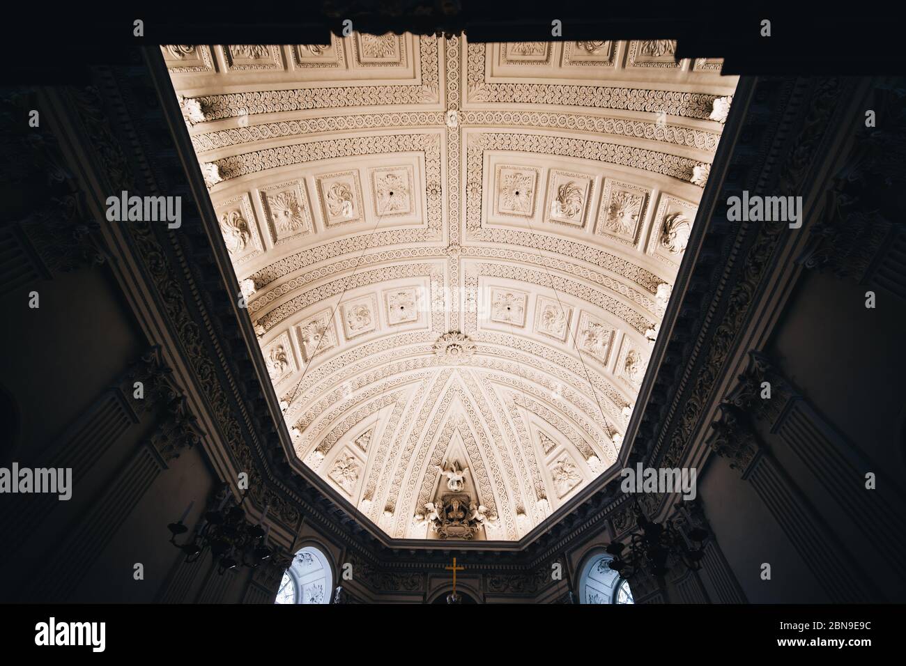 foto soffitto di una chiesa in un matrimonio Foto Stock