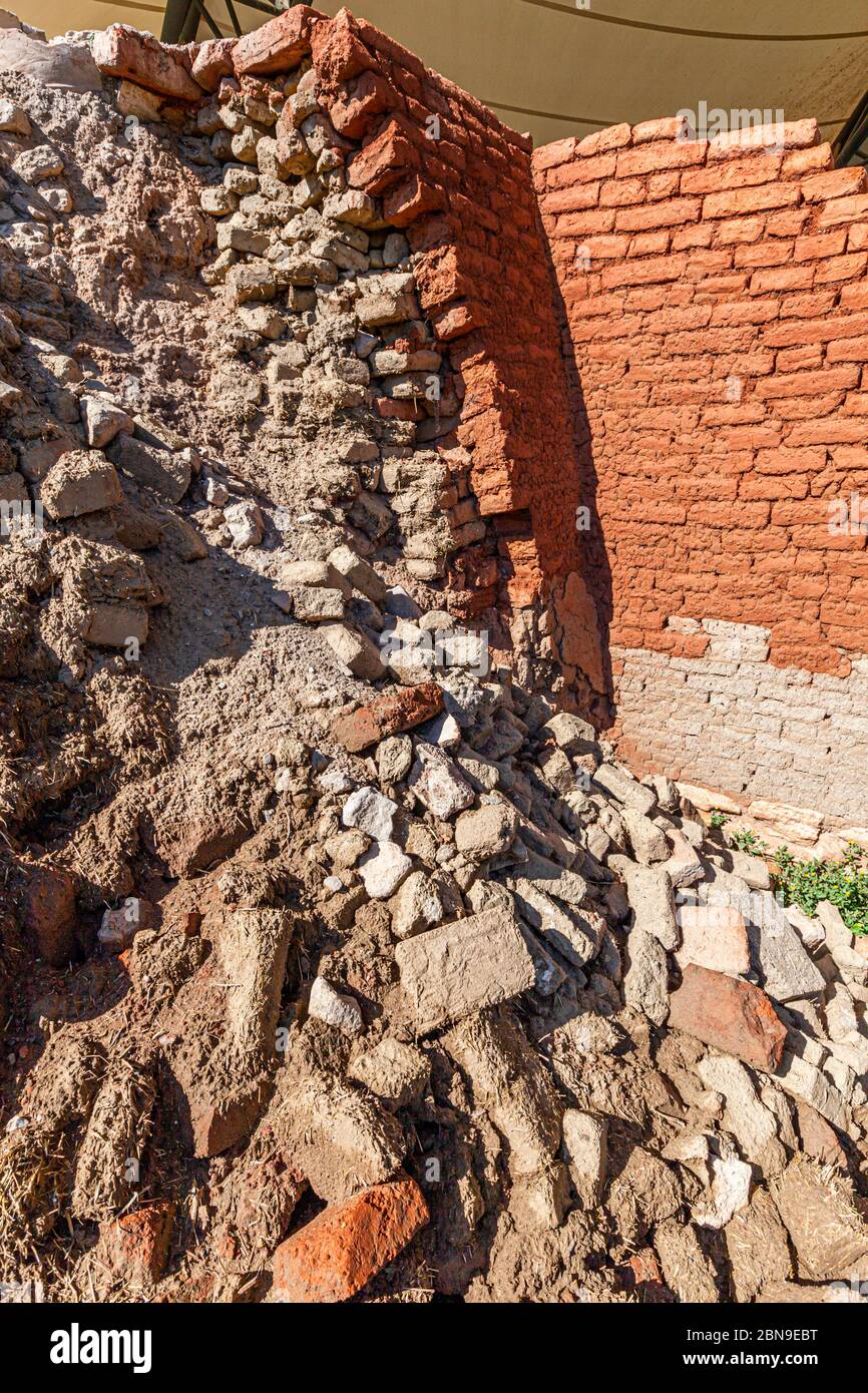 Ricostruzione di un muro di mattoni nelle rovine di Troia vicino a Çanakkale, Turchia Foto Stock