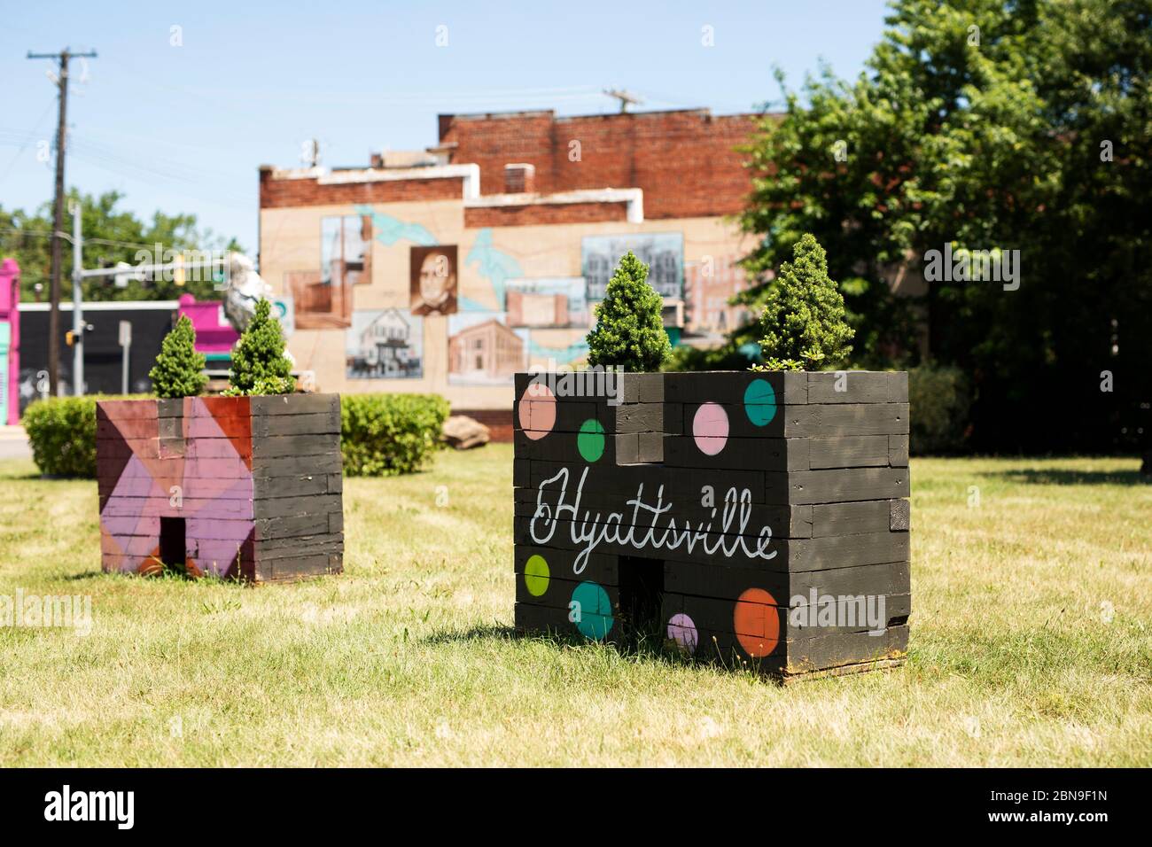 Piantatrici giganti dipinte ad H al Centennial Park su Hamilton Street e Baltimore Avenue a Hyattsville, Maryland, USA. Foto Stock