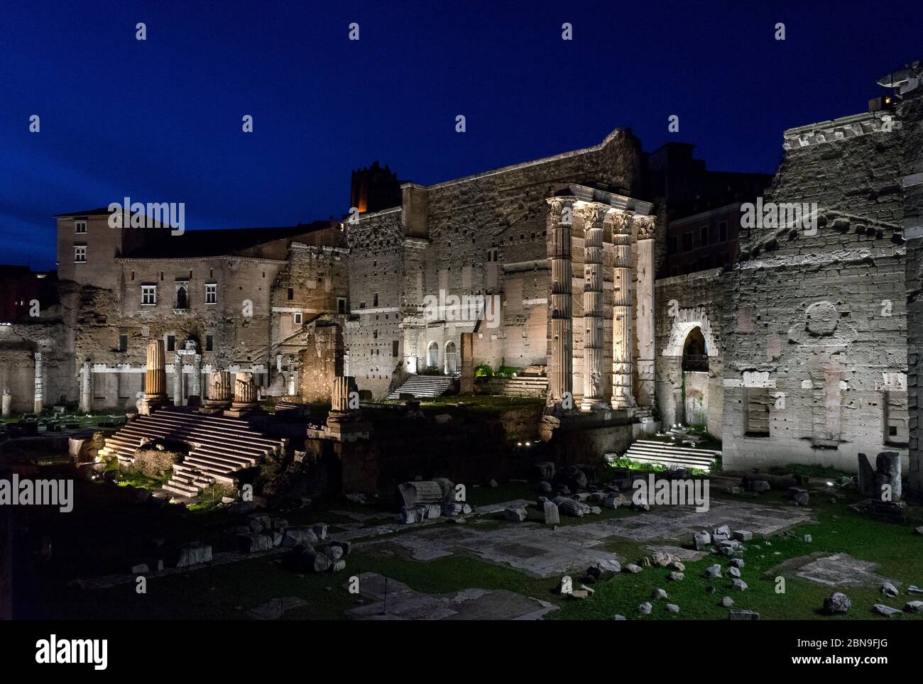 Fori Imperiali, Roma, Italia: Tempio di Marte ultimo di notte con illuminazione artificiale Foto Stock