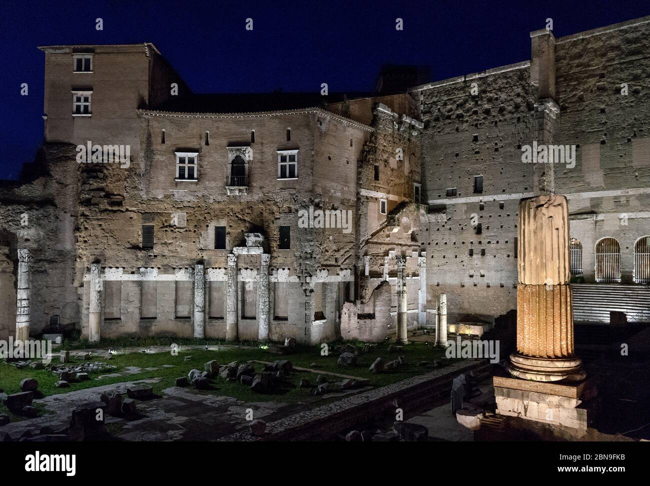 Fori Imperiali, Roma, Italia: Foro di Augusto di notte illuminato da luce artificiale Foto Stock