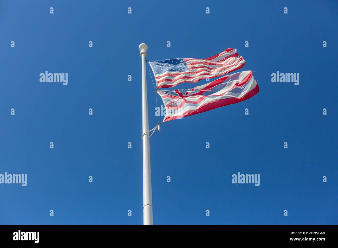 Bandiera americana su Marina fuori dal tribunale di Lahaina Vecchia Foto Stock
