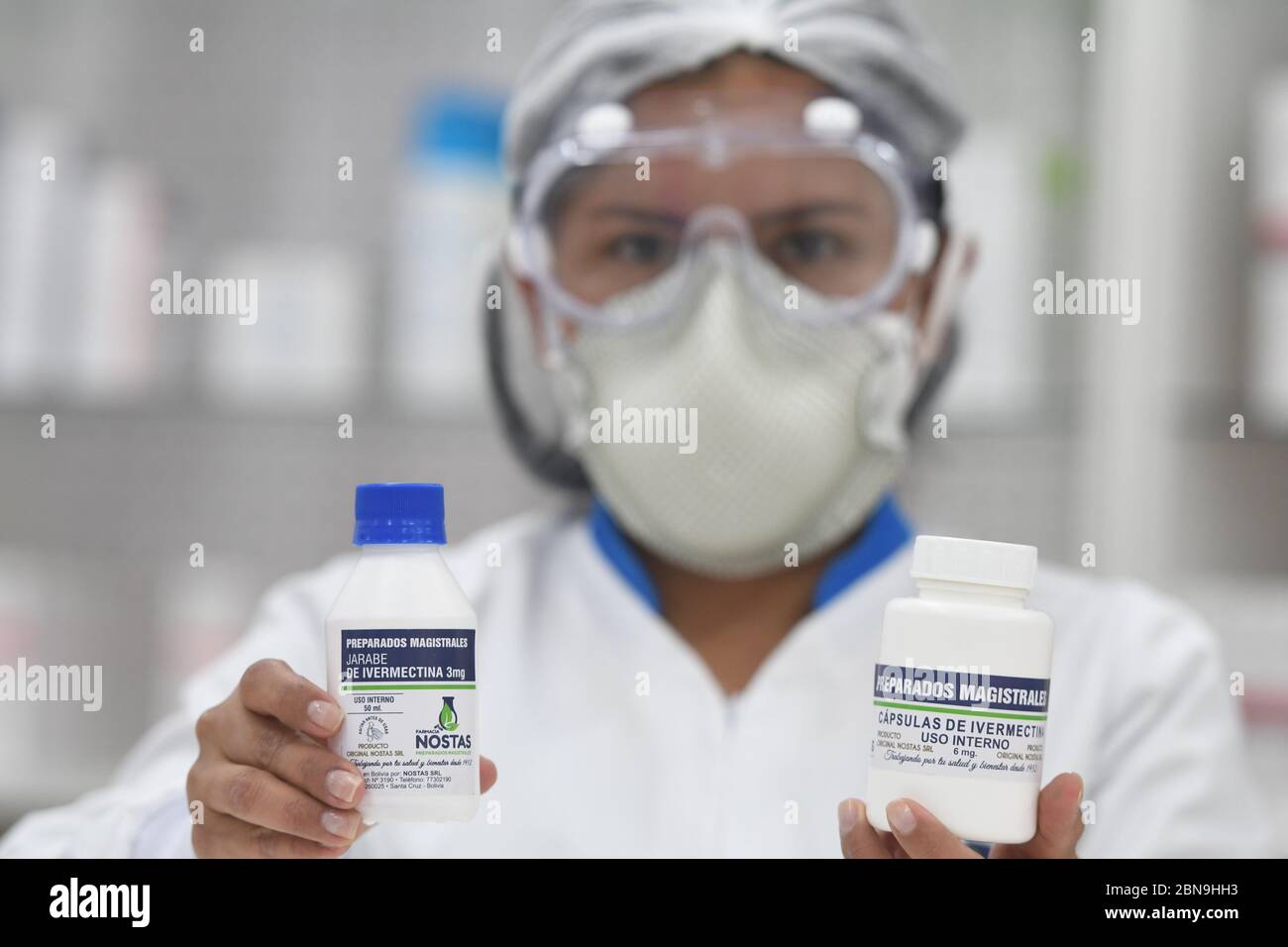 Santa Cruz, Bolivia. 13 maggio 2020. Un farmacista mostra dosi di ivermectina. L'antiparassitario divenne la speranza del paese sudamericano. Dopo che le notizie circa la sostanza attiva e la sua efficacia presunta contro Covid-19 sono state trasmesse alla televisione, la gente ha fatto il loro senso alla farmacia. "Vorrei acquistarlo come precauzione. Sarà più costoso più tardi,' ha detto un uomo in piedi in linea. Nessuno nella sua famiglia aveva mostrato sintomi della malattia di Covid-19. "Mia moglie mi ha mandato qui. Lo stiamo facendo solo come misura preventiva", ha aggiunto. Credit: Rodrigo Urzagasti/dpa/Alamy Live News Foto Stock