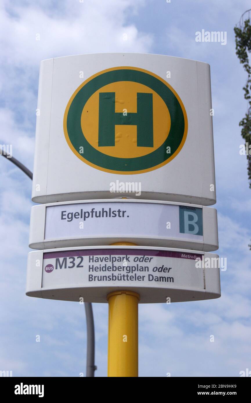 Die in Berlin-Spandau befindliche BVG-Bushalteselle Egelpfuhlstraße. Foto Stock