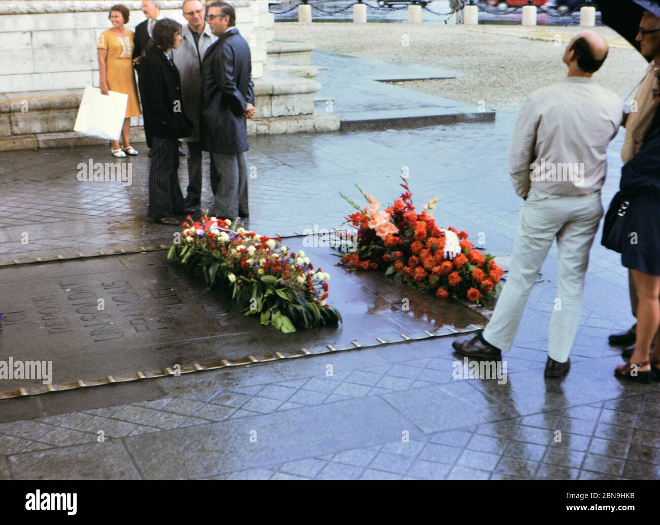 1972 Francia - (R) - visitatori della Tomba del Milite Ignoto a Parigi Francia Foto Stock