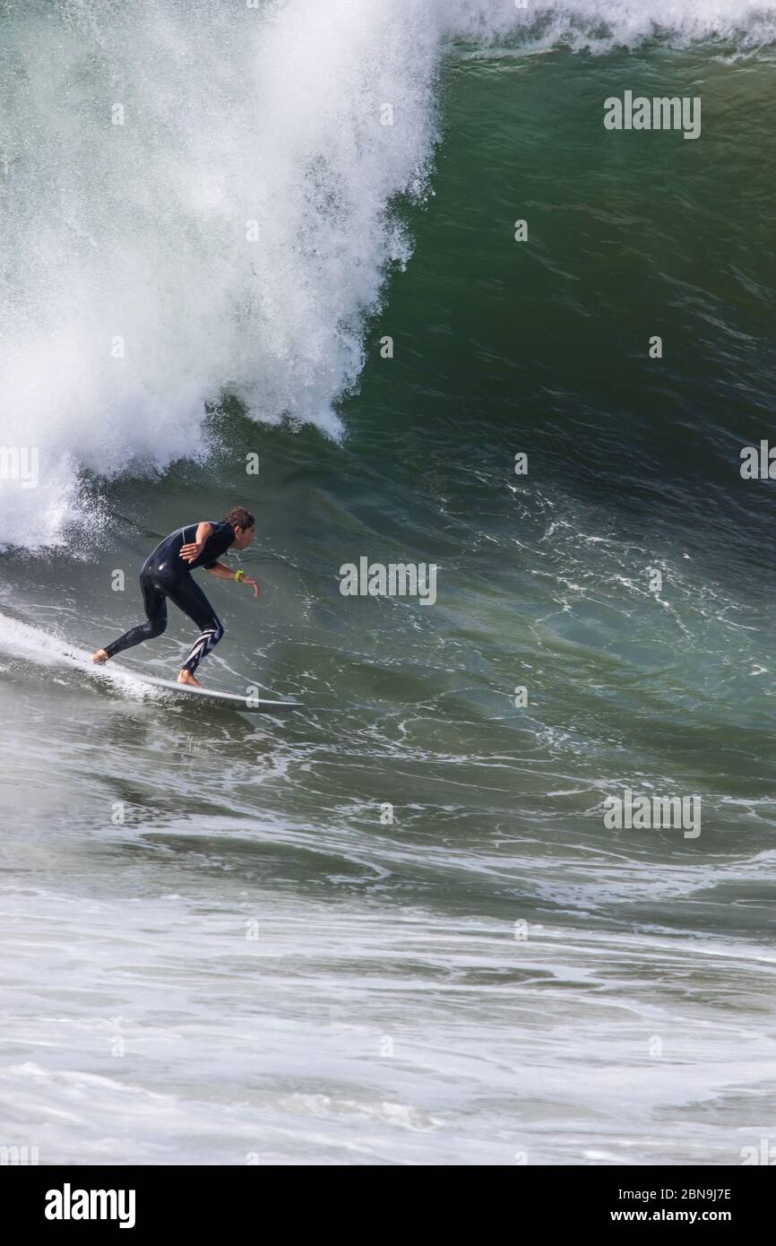 I surfers sono autorizzati di nuovo nell'acqua al Wedge, Newport Beach, California. USA. Durante il coronavirus del 2020. Surfer surf grande onda Foto Stock