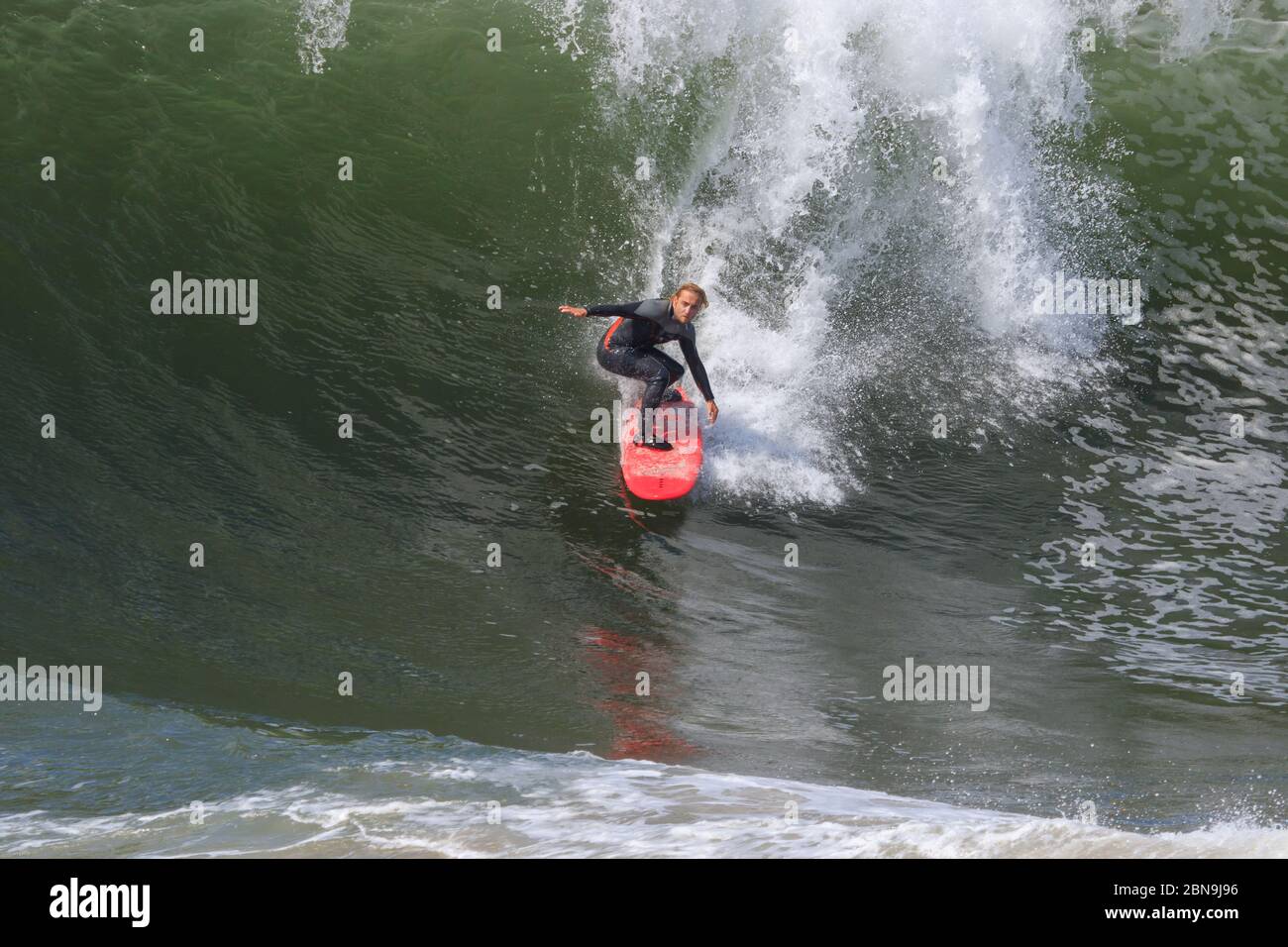 I surfers sono autorizzati di nuovo nell'acqua al Wedge, Newport Beach, California. USA. Durante il coronavirus del 2020. Surfer surf grande onda Foto Stock