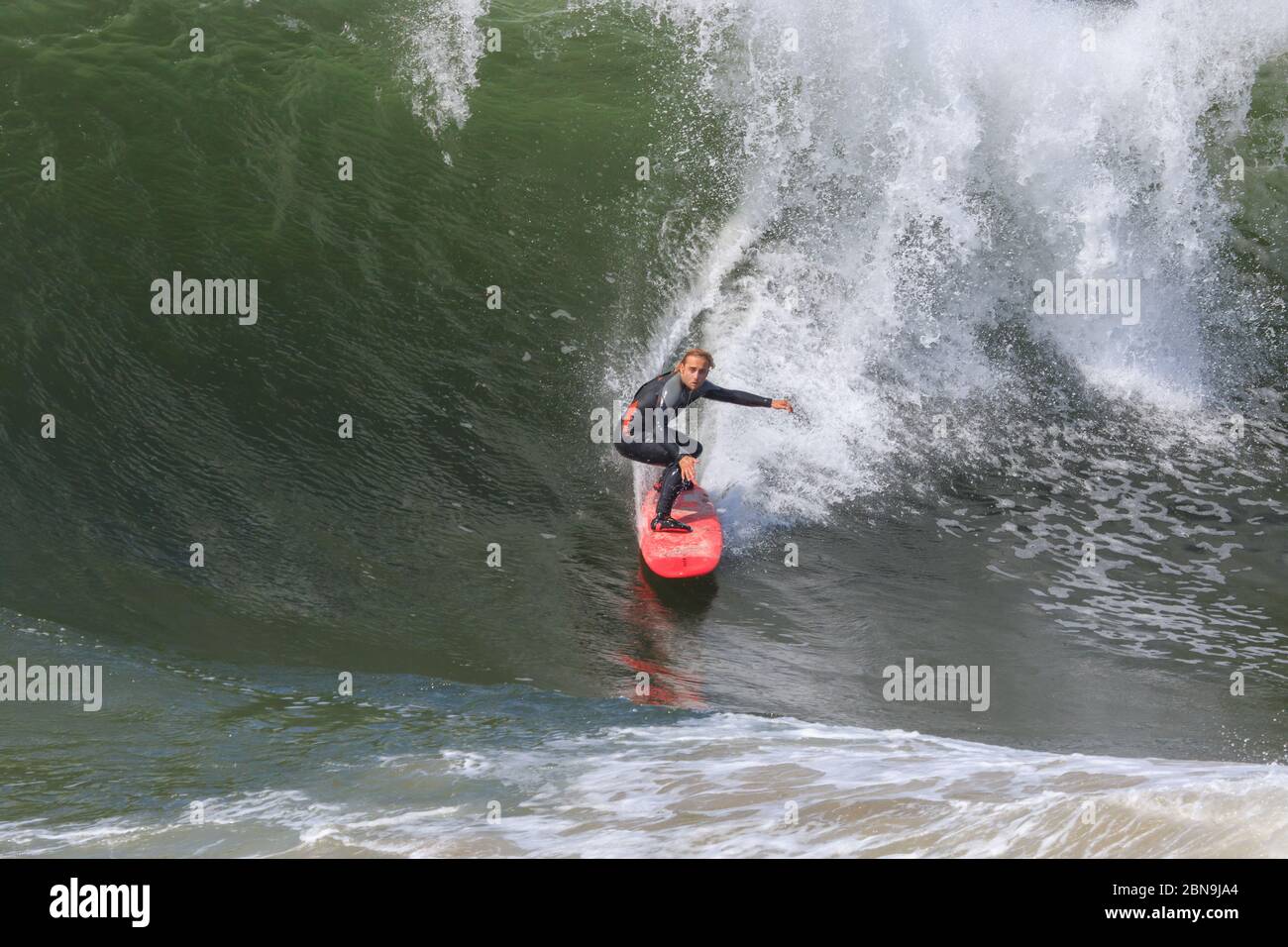 Surfista che cavalcano la grande onda al Wedge, Newport Beach, California. STATI UNITI. Foto Stock