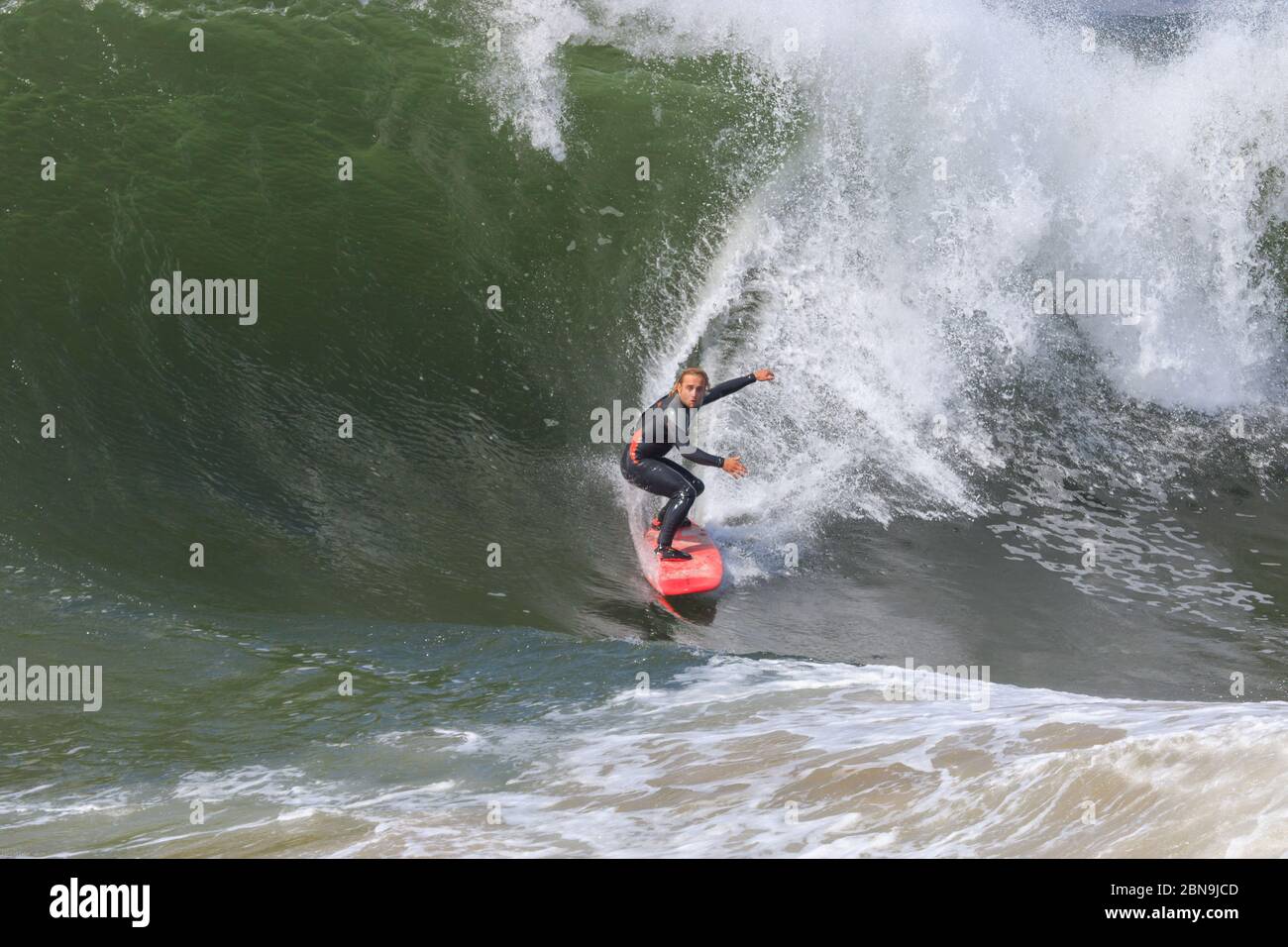 Surfista che cavalcano la grande onda al Wedge, Newport Beach, California. STATI UNITI. . Foto Stock