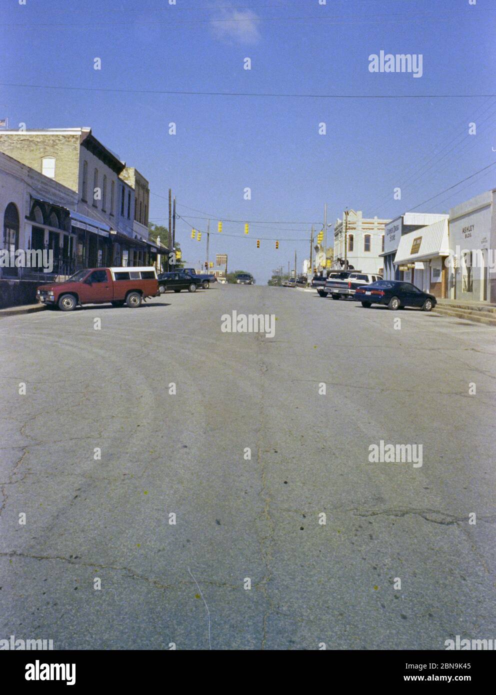 Vista di Main Street a Llano Texas guardando ovest ca. 1994-1997 Foto Stock