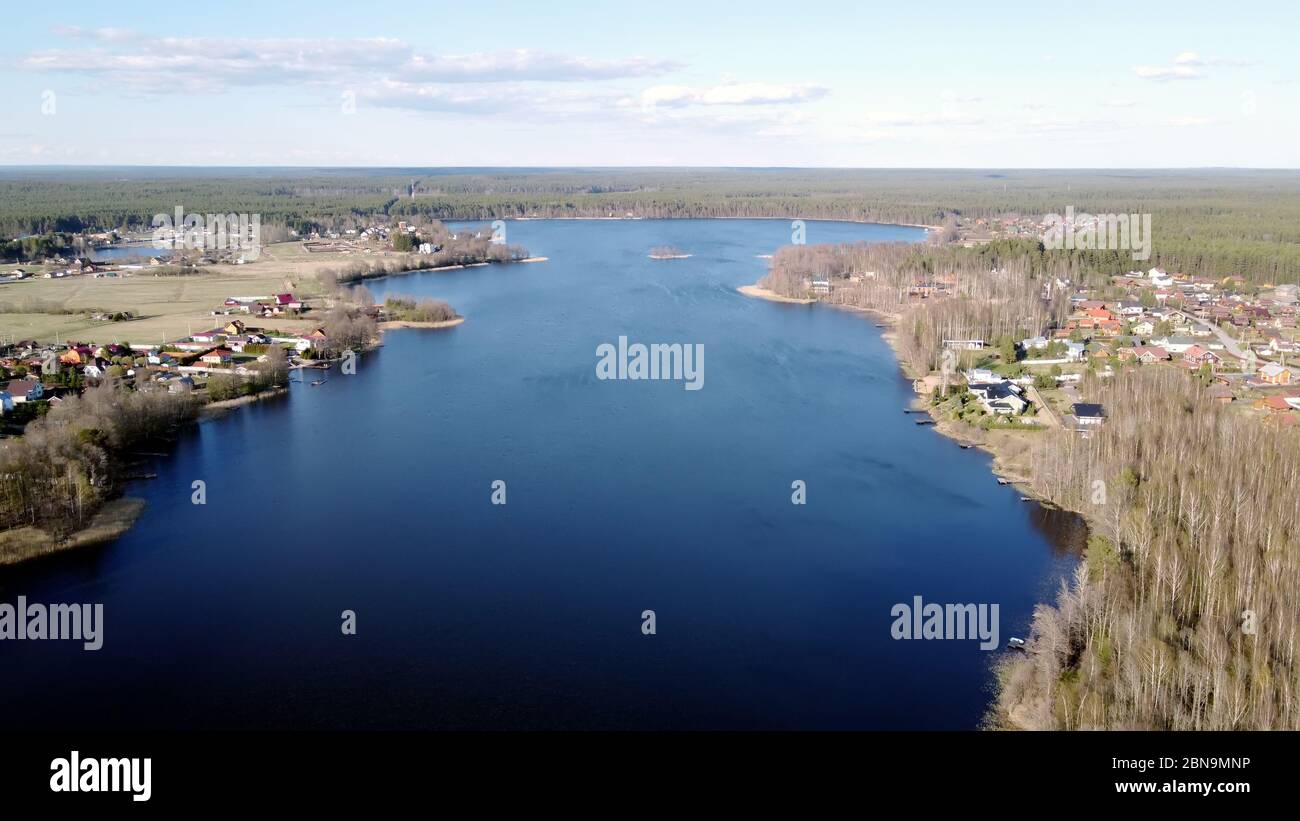 Vista aerea del lago Borisovskoye, la foresta e l'insediamento in autunno giorno, Borisovo, Leningrado Oblast, Russia Foto Stock