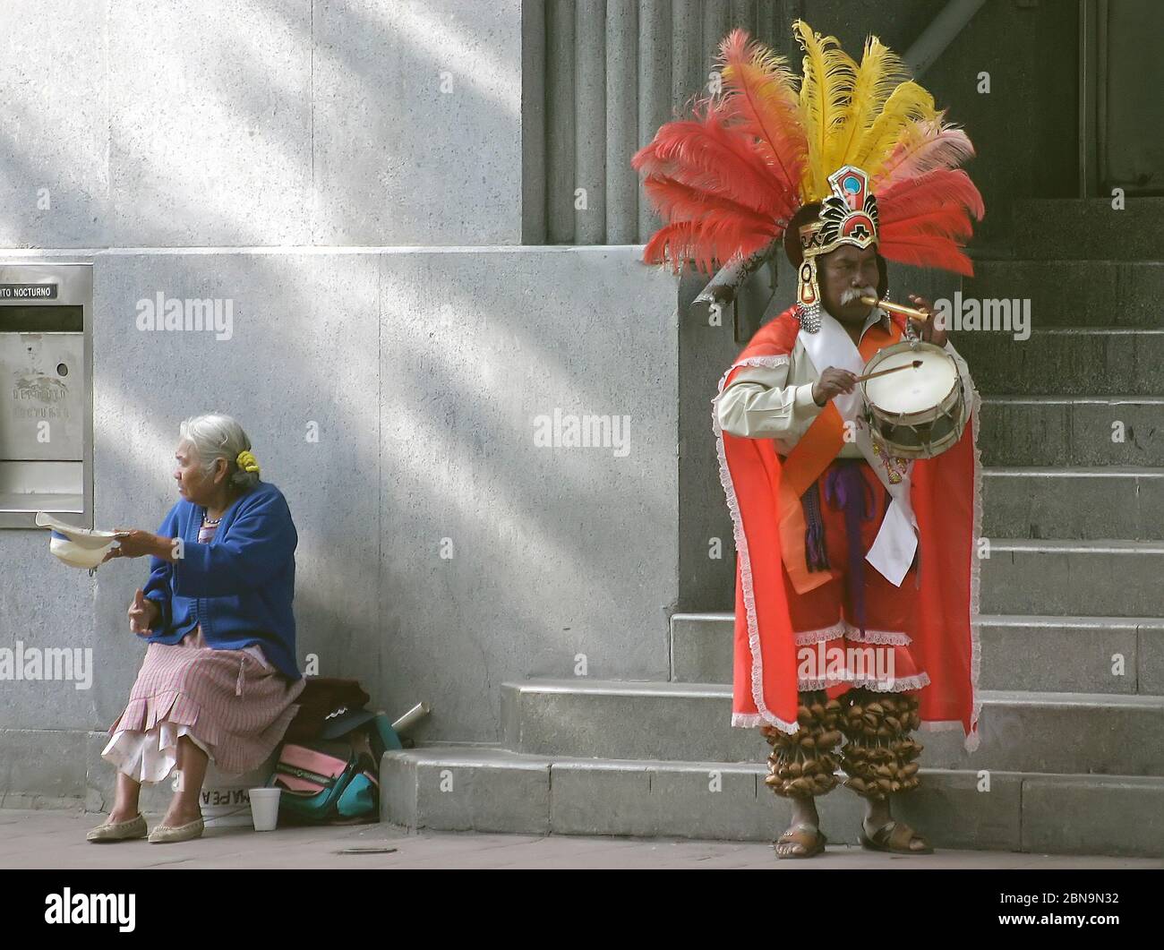 Coppia anziana amerindiana che si esibisce in costume indigeno a Città del Messico, Messico Foto Stock