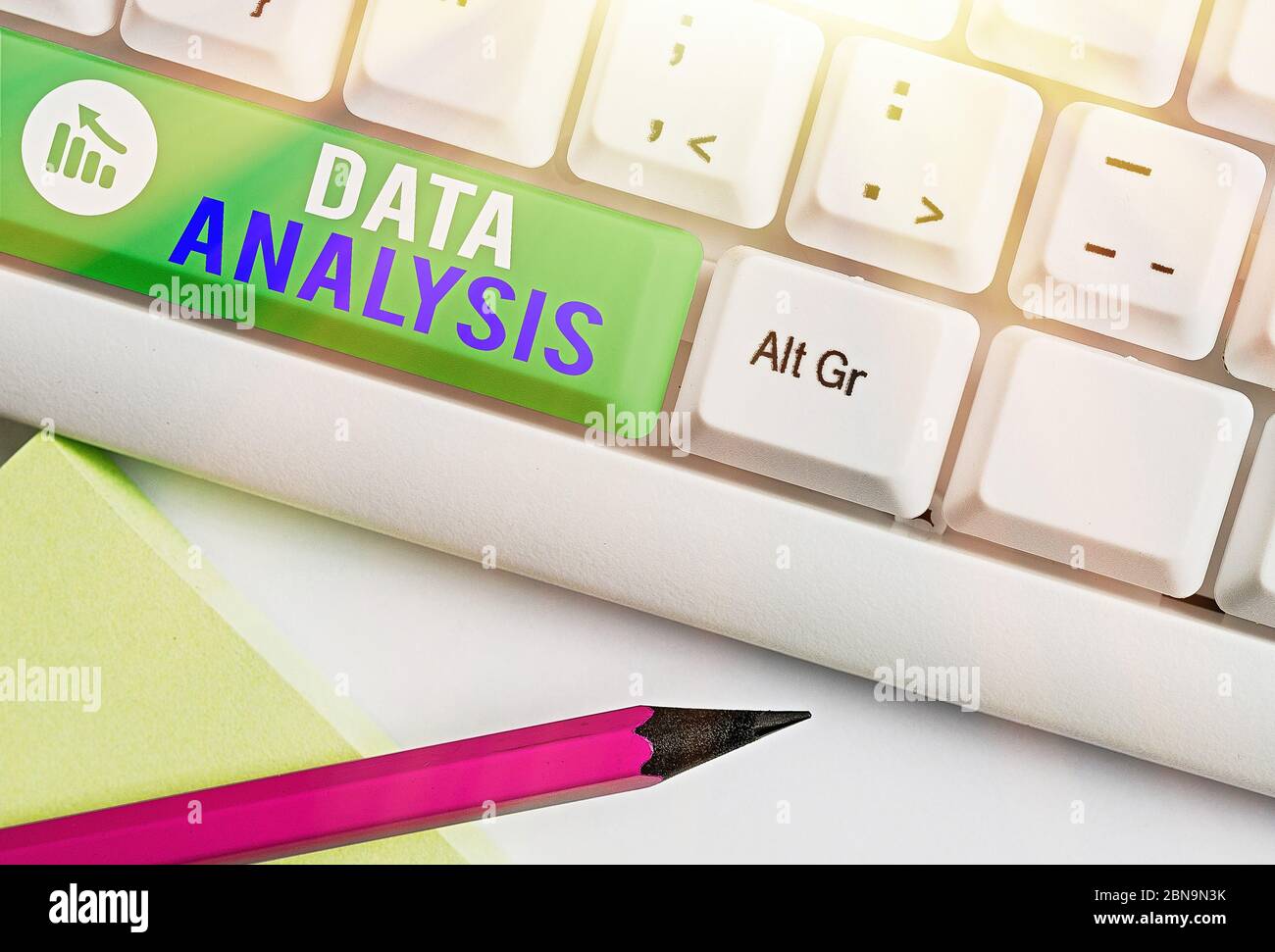 Nota di scrittura che mostra l'analisi dei dati. Concetto di business per tradurre numeri in previsioni di conclusione analitica Foto Stock