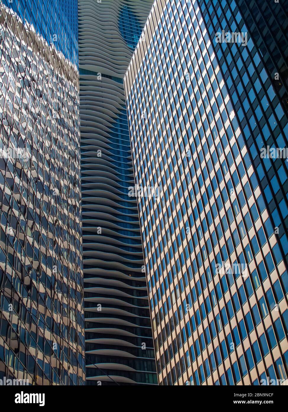 Radisson Blu Aqua Hotel visto tra due altri edifici Chicago, Illinois, Stati Uniti Foto Stock
