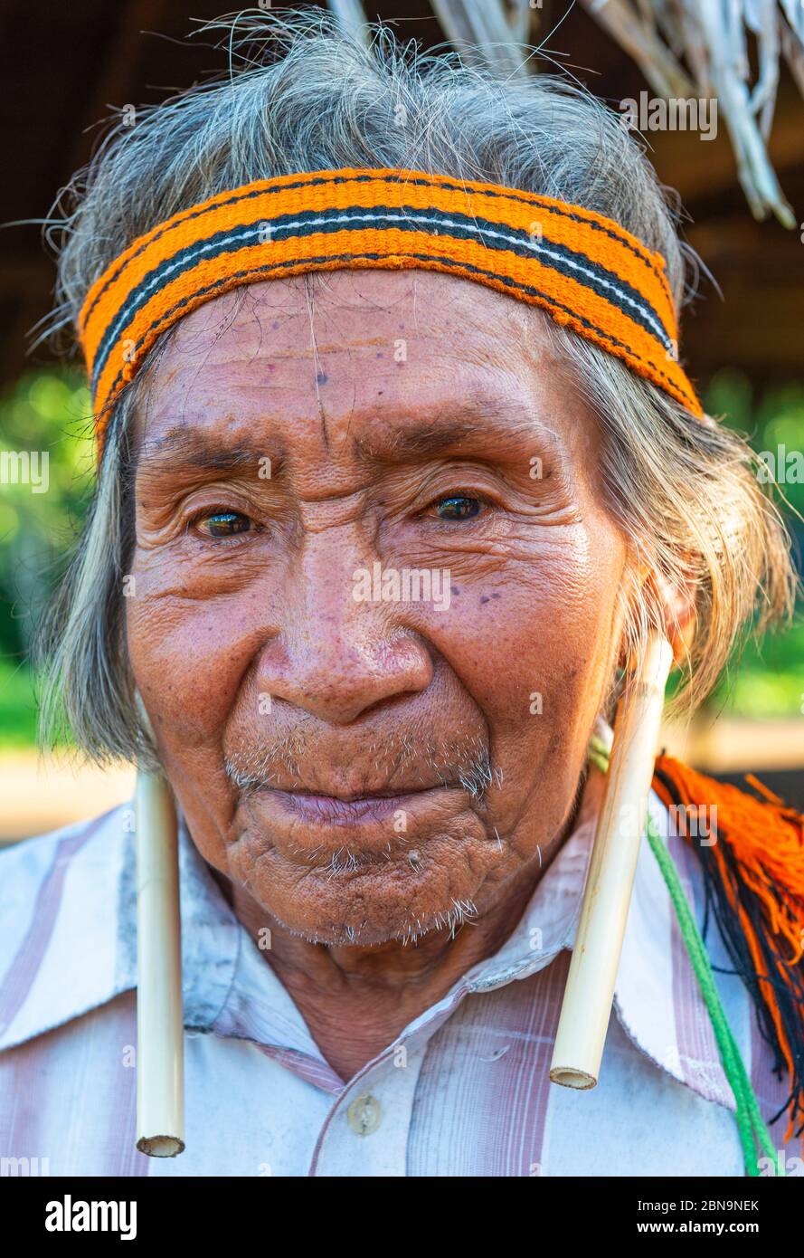 Ritratto di un capo villaggio indigeno di Achuar nella foresta pluviale amazzonica dell'Ecuador lungo il fiume Pastaza vicino al confine del Perù. Foto Stock