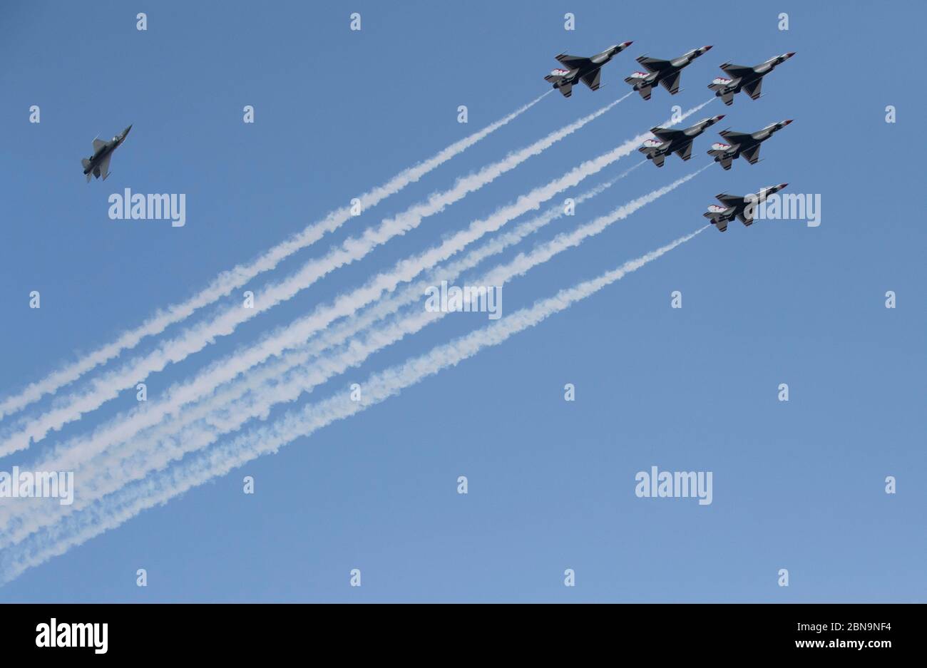 Gli Stati Uniti Air Force Thunderbirds volano in formazione sul centro di Austin per onorare i soccorritori, i medici, i membri dell'esercito e altri lavoratori essenziali che si occupano della crisi del coronavirus come parte della missione 'operation American strong' del Pentagono. Foto Stock