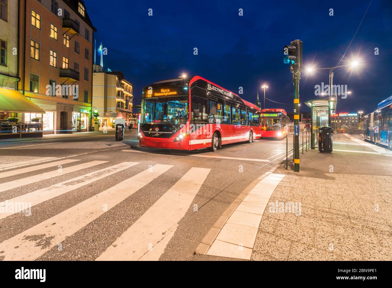 Stazione degli autobus di Slussen di notte sull'isola di Sodermalm a Stoccolma Foto Stock