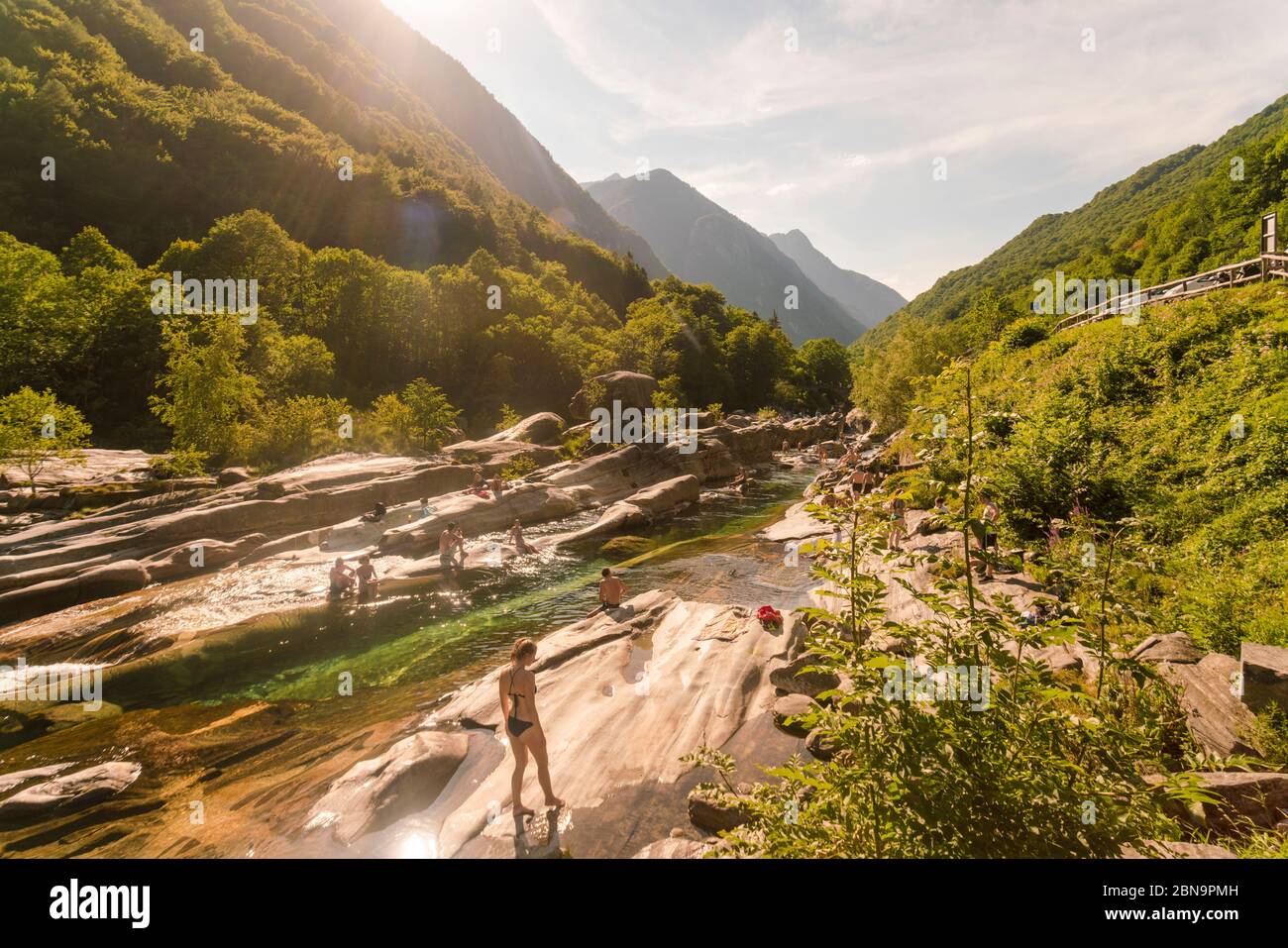 fiume verzasca e valle in estate con la gente prendere il sole Foto Stock