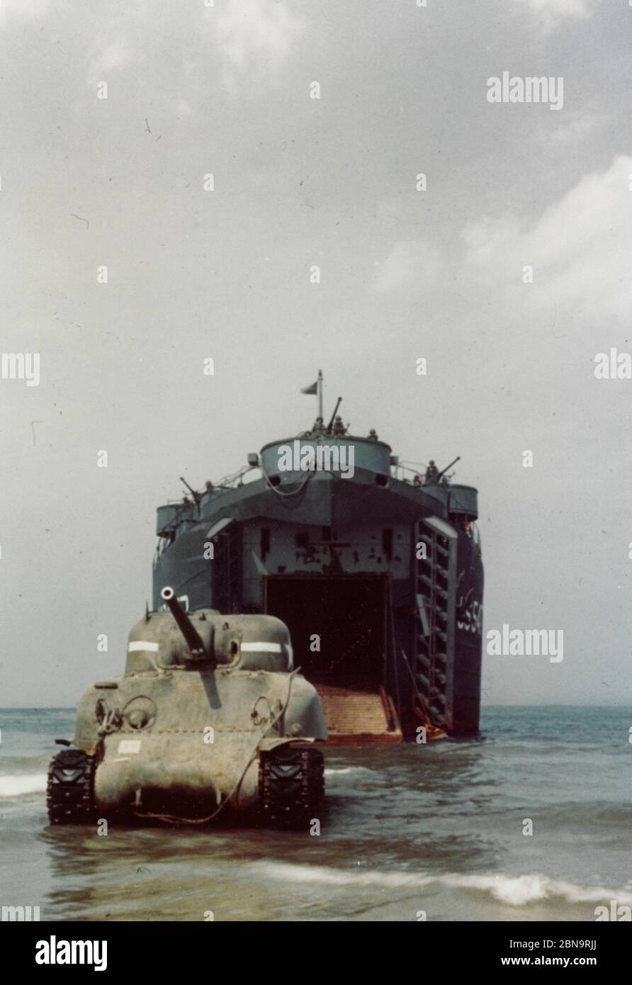 La USS LST-547 atterra un carro armato 'herman' dell'esercito, durante le operazioni di addestramento a Camp Bradford, Virginia in 1944. Foto Stock