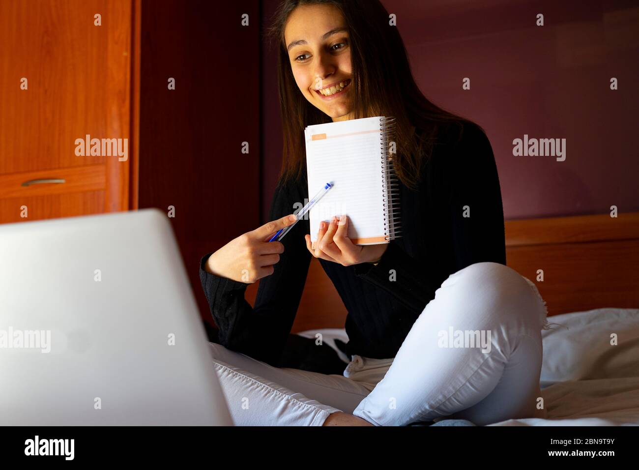 Insegnante donna che dà lezioni online con il suo laptop. Concetto di insegnante online. Foto Stock