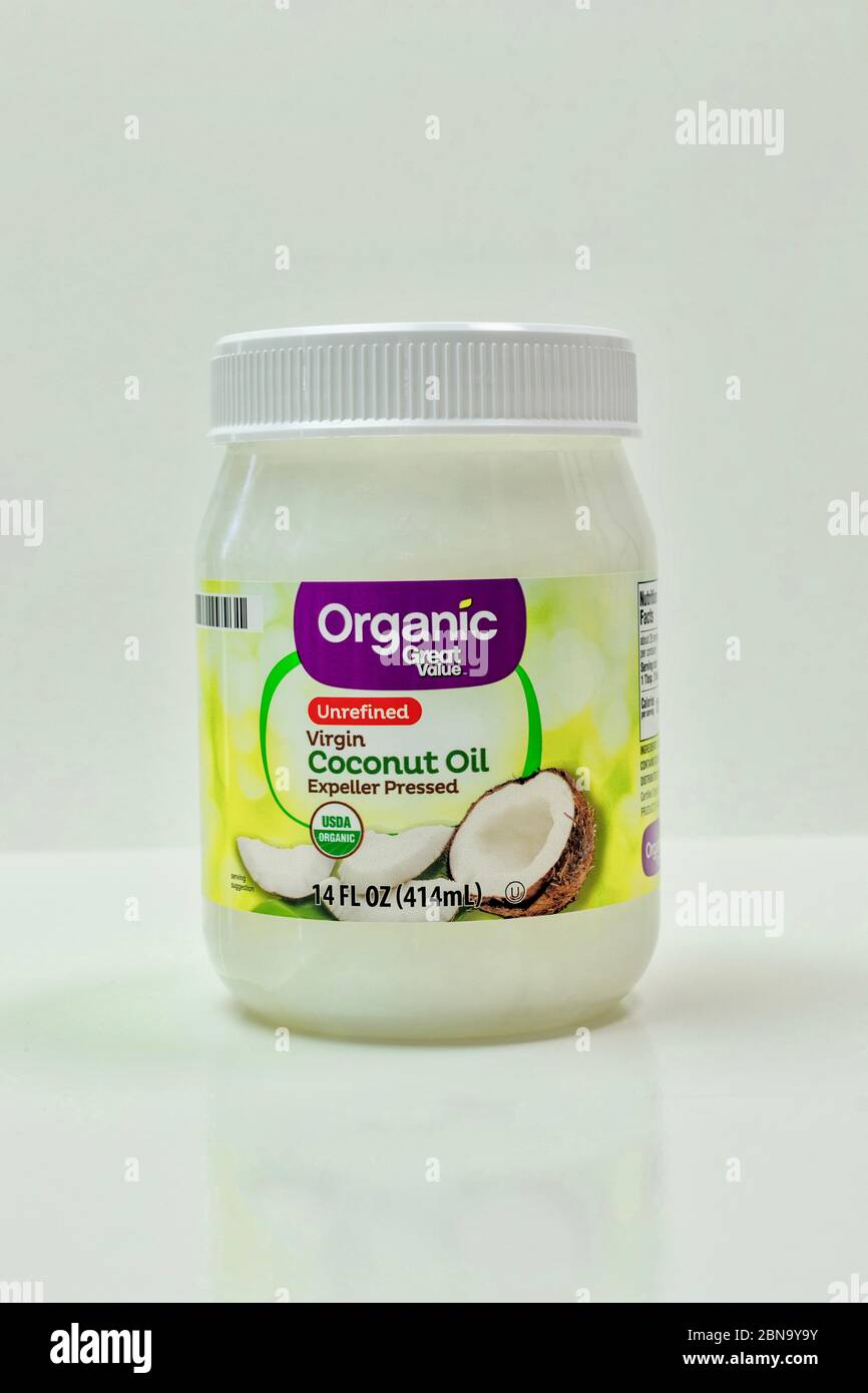 Olio di cocco in un vaso isolato su sfondo bianco Foto Stock