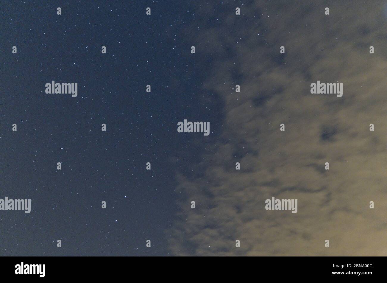Notte stellata e nuvole. Fotografia notturna Foto Stock