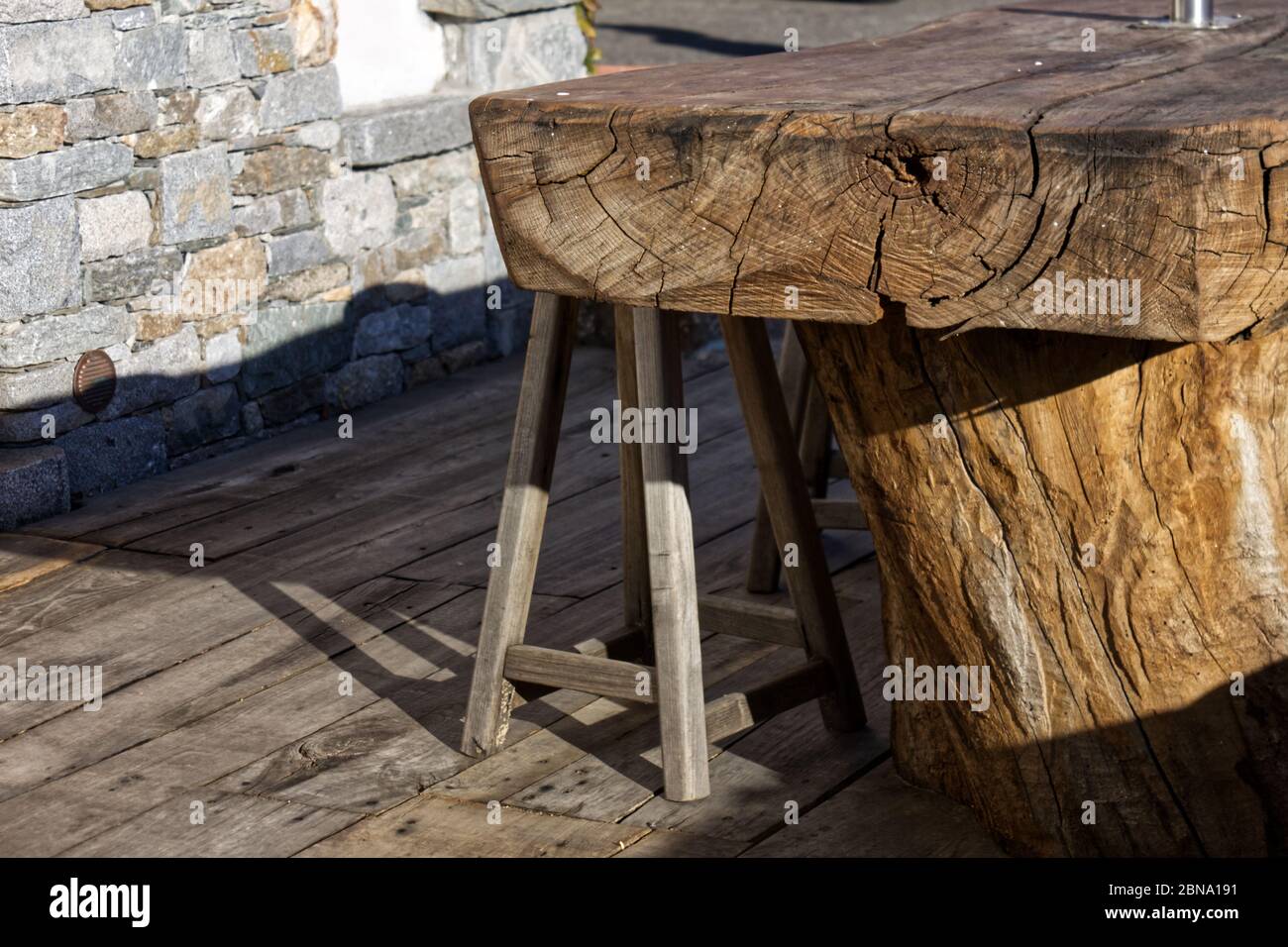 sgabello e tavoli realizzati con un unico tronco di legno in un cottage Foto Stock