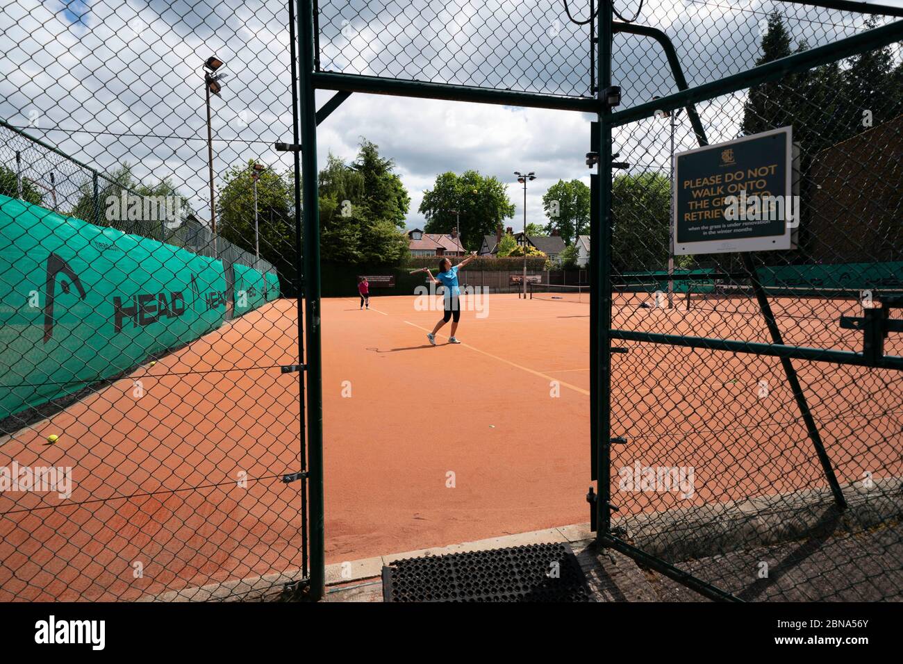 Manchester. 13 maggio 2020. Le porte ai campi sono lasciate aperte per evitare di essere toccati al Northern Lawn Tennis Club, in quanto i membri del pubblico possono riprendere a giocare alcuni sport in condizioni di distanza sociale a Manchester, in Gran Bretagna, il 13 maggio 2020. Secondo il governo britannico, le persone possono esercitare all'aperto tutte le volte che desiderano dal mercoledì invece di una sola volta al giorno. Credit: Jon Super/Xinhua/Alamy Live News Foto Stock