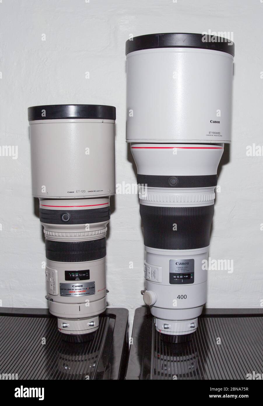 Canon serie L obiettivi innesto EF 300mm f/2.8 L IS (sinistra) e 400mm f/2.8 L IS III (destra). Foto Stock