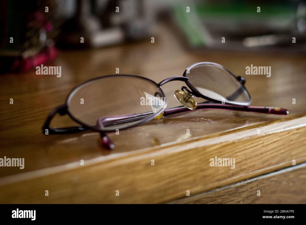 Primo piano di occhiali messi sul tavolo Foto stock - Alamy