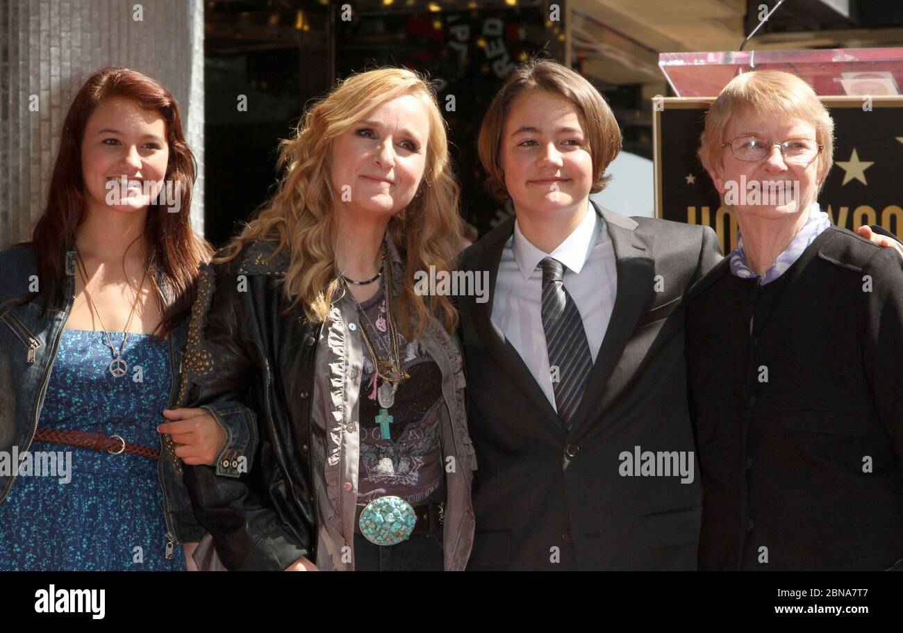 13 maggio 2020 - Beckett Cypher, Melissa EtheridgeÃs figlio con il suo ex partner Julie Cypher, è morto di cause legate alla dipendenza da oppioidi, all'età di 21 anni. Il cypher è nato a Melissa Etheridge e regista Julie Cypher nel novembre 1998. La coppia ebbe un altro figlio, una figlia, Bailey Jean, 23 anni, che nacque nel febbraio 1997. Lo sperma per Beckett e Bailey Jean Cypheridge è stato donato dalla leggenda musicale David Crosby. Il cypher e Melissa Etheridge si sono divisi nel settembre 2000. File photo: 27 settembre 2011 - Hollywood, California - Melissa Etheridge con i suoi figli e Madre. Melissa Etheridge onore Foto Stock