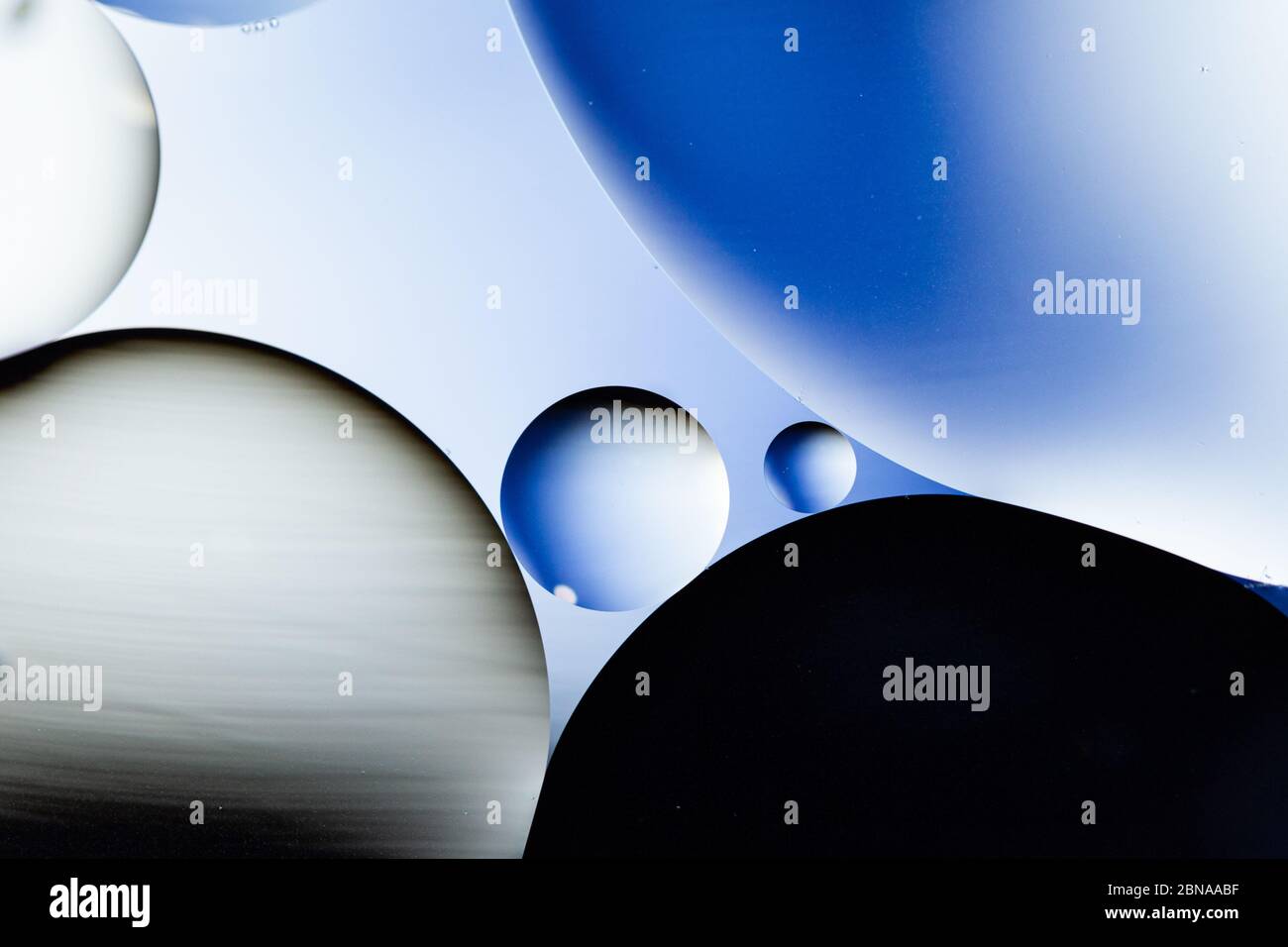 Illustrazione grafica dei cerchi blu, grigi e bianchi su sfondo azzurro Foto Stock