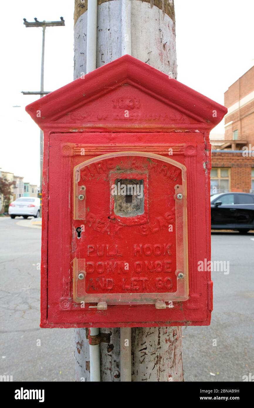 Una scatola di chiamata di allarme antincendio utilizzata per notificare al reparto antincendio un incendio; tecnologia all'inizio del XX secolo; trovata in un angolo a San Francisco, California. Foto Stock
