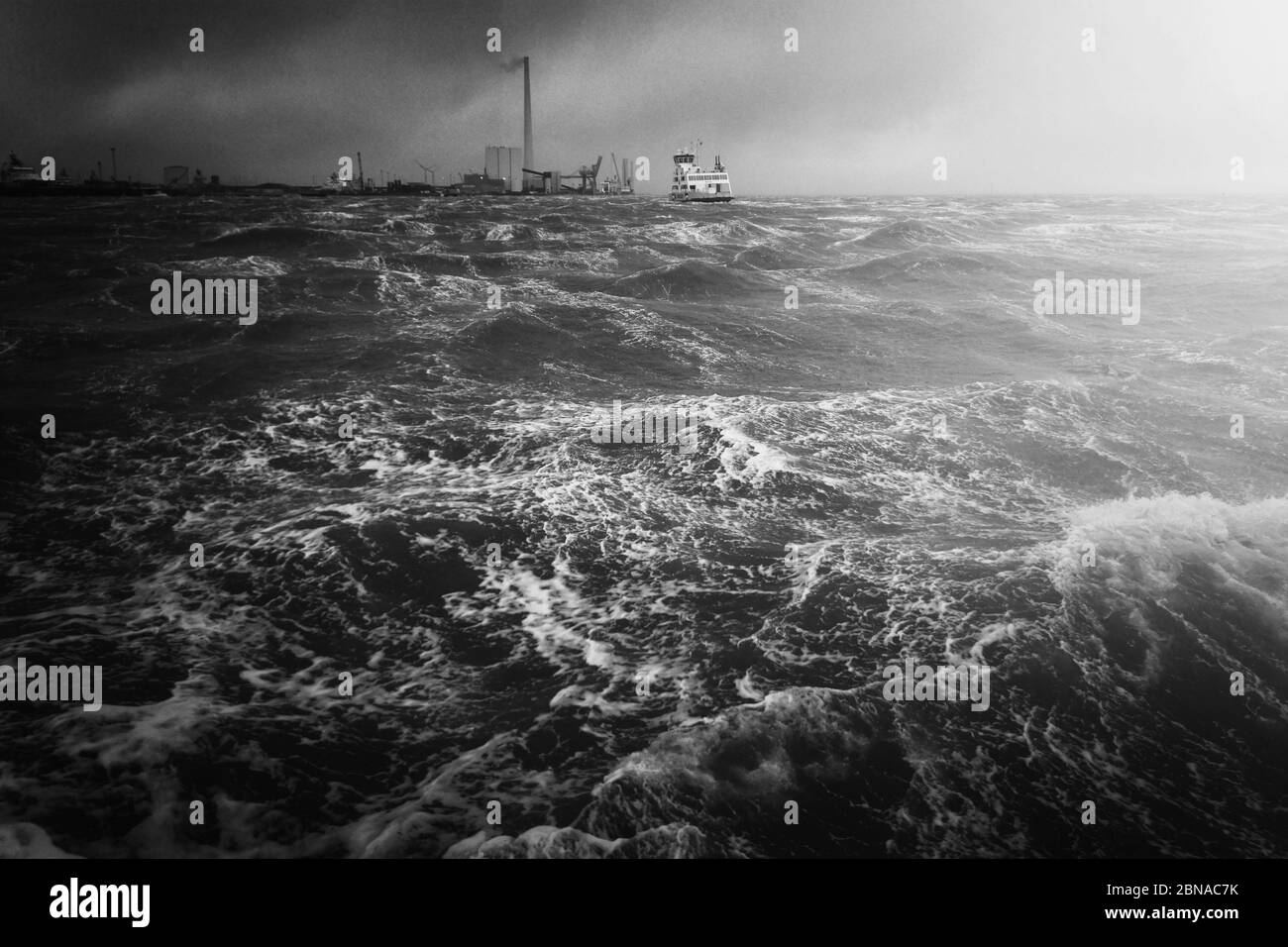 Incredibile foto aerea in scala di grigi di una tempesta di mare Foto Stock