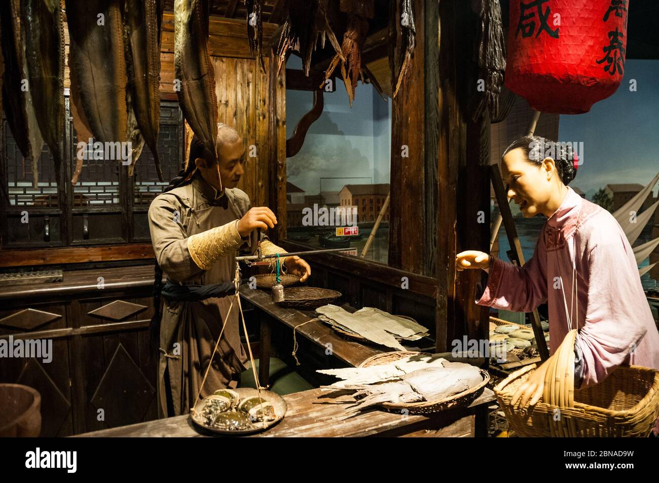 Un pescivendolo scena in un epoca Qing display in Ningbo Museo sulla vita storica della città. Foto Stock