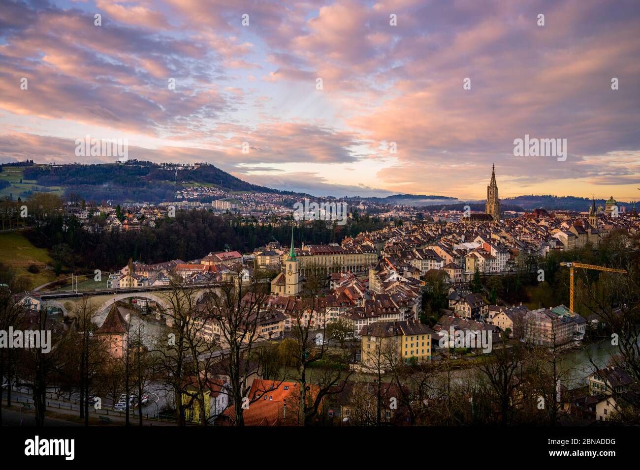 Vista della città all'alba, vista dal giardino delle rose alla città vecchia, la cattedrale di Berna, la chiesa di Nydegg, il ponte di Nydegg e il quartiere di Aare, Nydegg, Berna, CAN Foto Stock