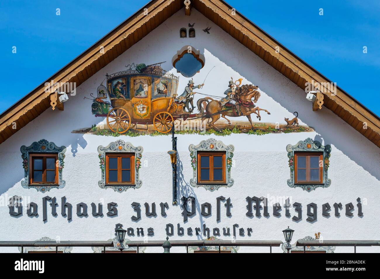 Lüftlmalerei con carrozza, Gasthaus zur Post, Egling, alta Baviera, Baviera, Germania, Europa Foto Stock
