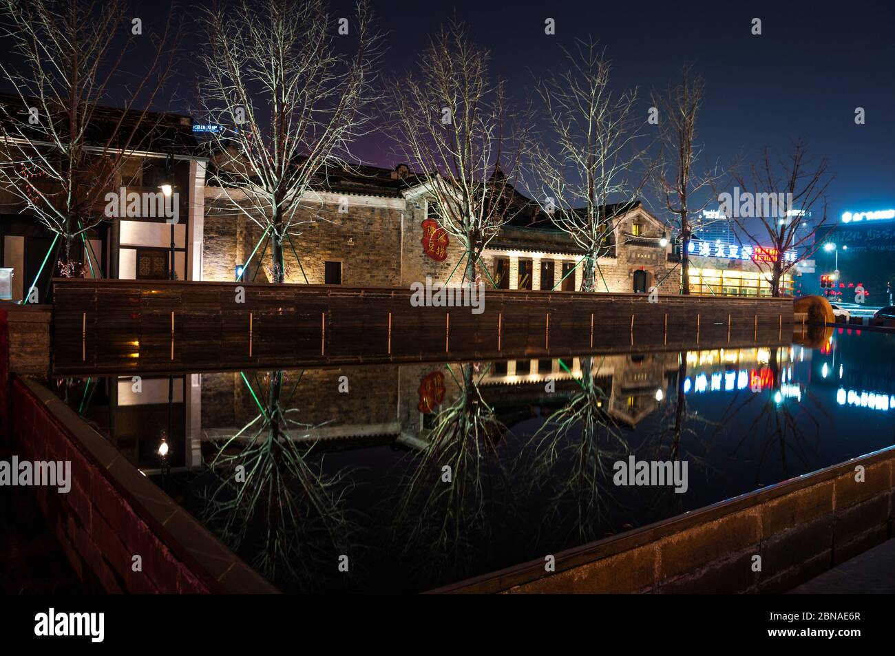 Gli edifici di vecchia costruzione presso il lago di Luna rigoglioso giardino complesso riflessa nell'acqua di notte a Ningbo, nella provincia di Zhejiang, Cina Foto Stock