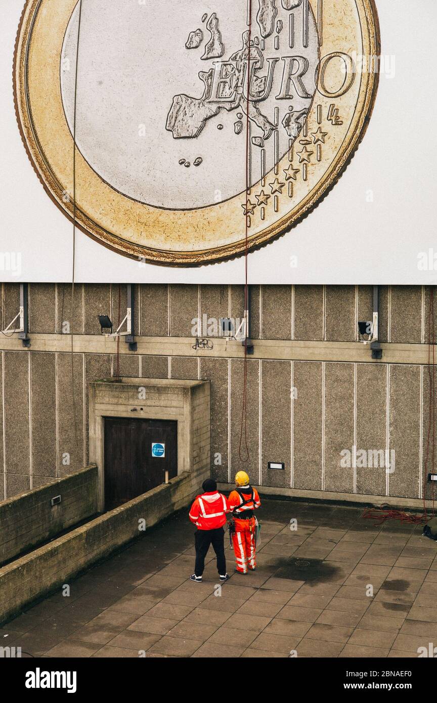 LONDRA, REGNO UNITO - 01 aprile 2017: Londra / Regno Unito - 2017 aprile. Un gigantesco cartellone Euro Coin viene esposto al London Southbank Centre Foto Stock