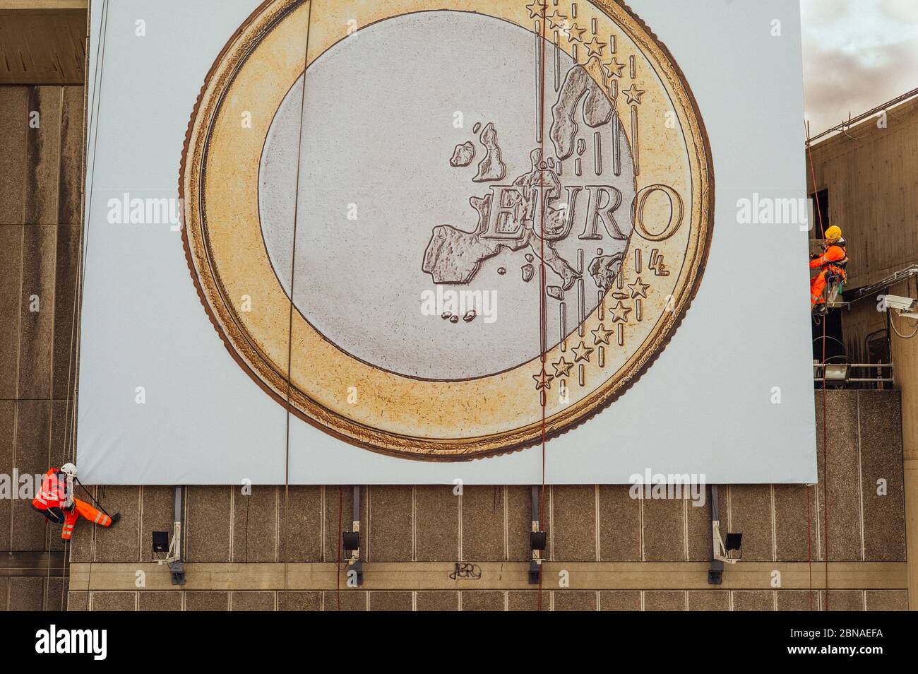 LONDRA, REGNO UNITO - 01 aprile 2017: Londra / Regno Unito - 2017 aprile. Un gigantesco cartellone Euro Coin viene esposto al London Southbank Centre Foto Stock