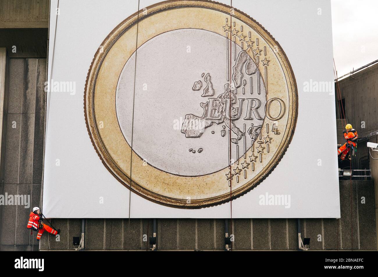 LONDRA, REGNO UNITO - 01 aprile 2017: Londra / Regno Unito - 2017 aprile. Un gigantesco cartellone Euro Coin viene esposto al London Southbank Centre Foto Stock