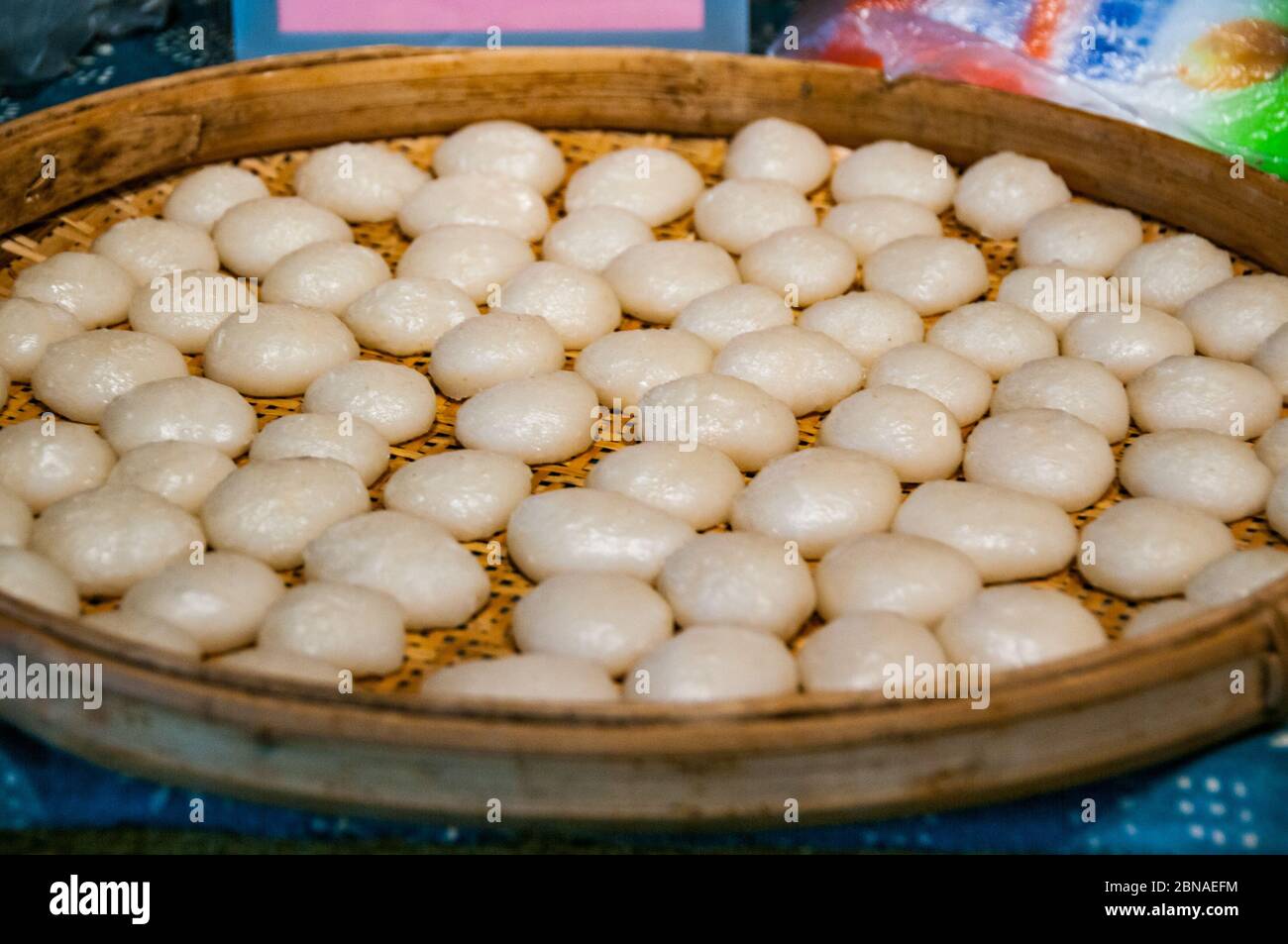 Fare torte di riso ha un anno 1000 tradizione in Cicheng. Questi erano in vendita presso un negozio vicino al fuoco tempio di Dio Foto Stock