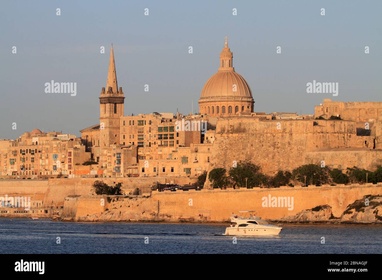 Valletta, Malta. Primo piano delle chiese che plasmano il suo skyline. Religione e cristianesimo nell'Europa mediterranea. Foto Stock