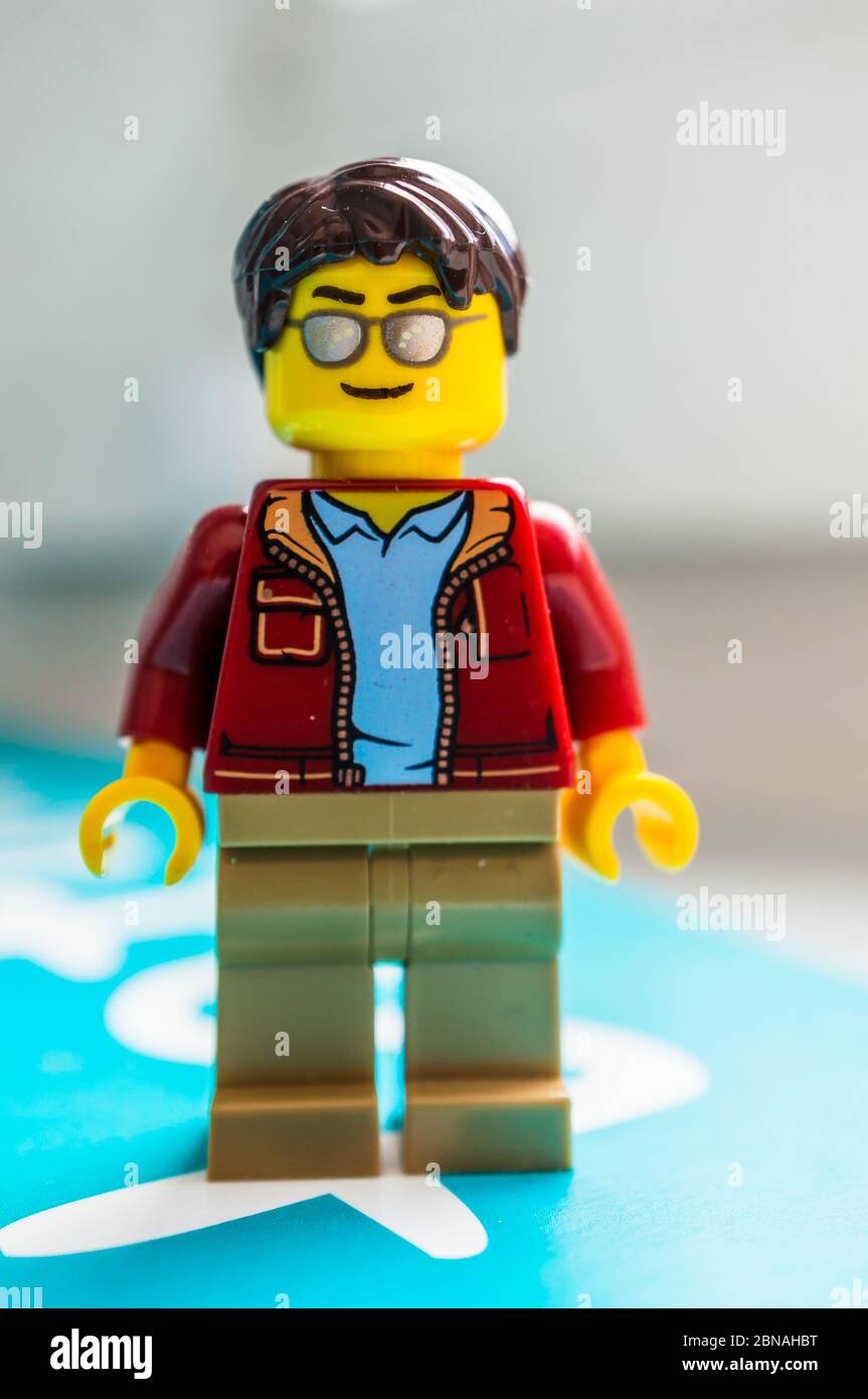 POZNAN, POLONIA - 13 aprile 2020: Figurine uomo giocattolo LEGO con occhiali  da sole e giacca aperta in morbido sfondo a fuoco Foto stock - Alamy
