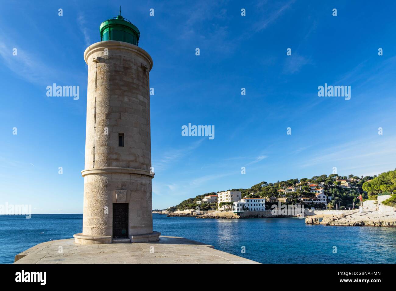 Faro all'ingresso del porto di Cassis, Francia Foto Stock