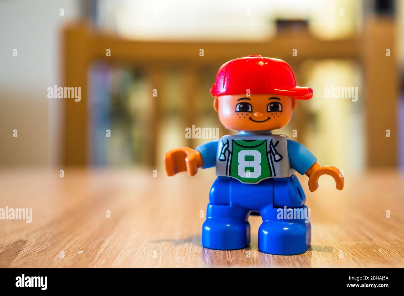 POZNAN, POLONIA - 13 aprile 2020: Statuina bambino Lego Duplo numero 8  sulla camicia in piedi su un tavolo di legno in morbido fuoco di fondo Foto  stock - Alamy