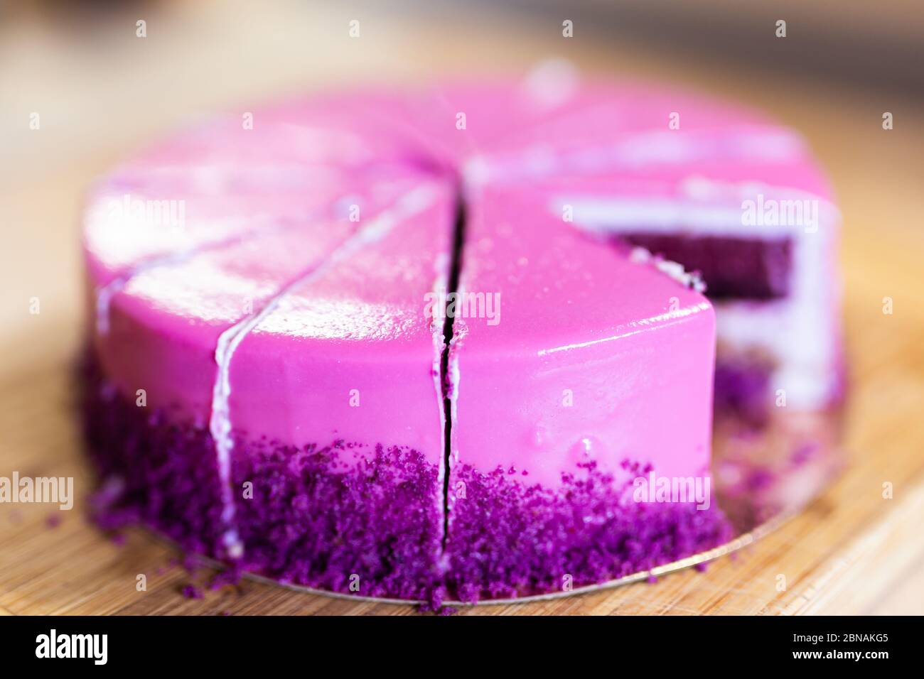 Torta di compleanno rosa e viola senza un pezzo. Dessert, vacanze e delizioso concetto. Foto Stock