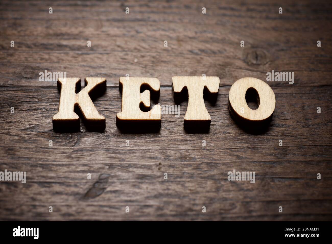 Parola del keto su un tavolo di legno. Foto Stock