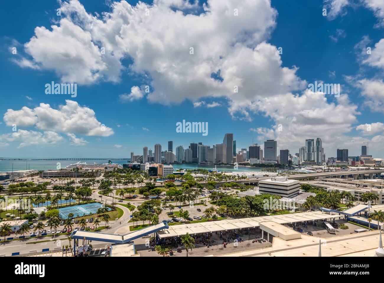 Miami, FL, Stati Uniti - 27 aprile 2019: Vista del centro di Miami Skyline da Dodge Island con terminal delle crociere a Biscayne Bay a Miami, Florida, Foto Stock